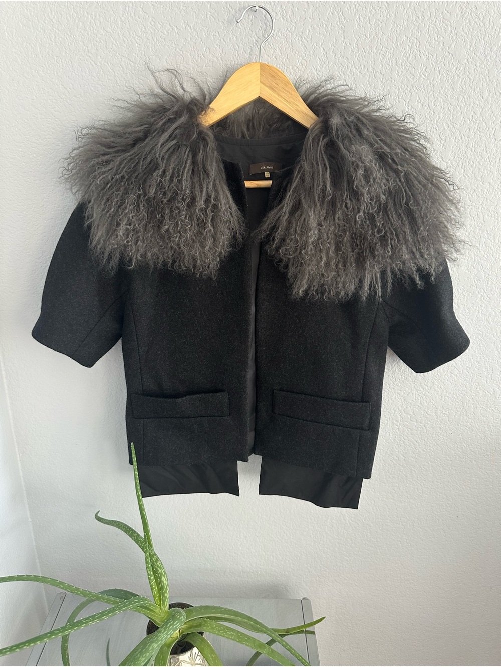 Vera Wang Black Wool Cropped Jacket Detachable Lamb Fur Collar Size US 0 EU 34